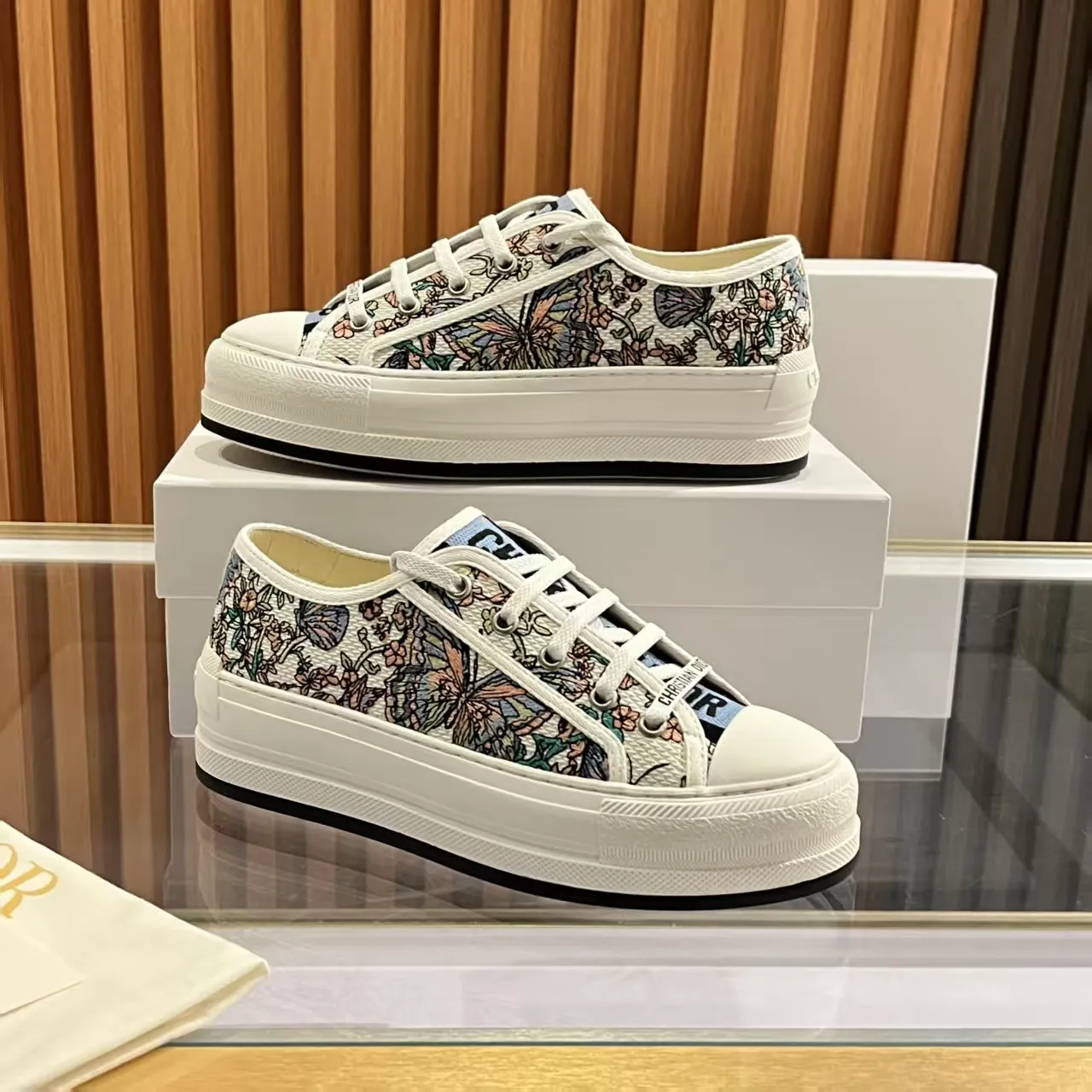 👟👟Ex-factory price 520👟👟 Walk‘n’Dior embroidered mid-top casual shoes are new in 2025. On the fashion stage, Dior embroidered shoes are the well-deserved protagonist. Delicate stitching is used on the upper, every stitch is devoted to the craftsman's efforts, and every thread is woven with artistic poetry. From complex floral patterns to smart geometric textures, embroidery is like the magic that gives shoes life, allowing them to show dynamic beauty even in static conditions.   Wearing Dior embroidered shoes feels like stepping into a dream world full of art. It is not only a pair of shoes, but also a walking piece of art that perfectly integrates fashion and culture. Whether you are strolling on the bustling city streets or attending important social occasions, Dior embroidered shoes can add unique charm to your style and become the focus of everyone's attention.   Choosing Dior embroidered shoes means choosing a persistent pursuit of quality and a unique understanding of fashion. Let it accompany you through every wonderful moment and leave your own fashion mark.  Material: Sheepskin lining, feet, silk cowhide, size 35-41, heel height 5cm